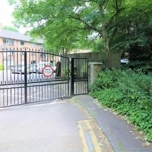 Apartment Large 3 Bedroom In Gated Development, London
