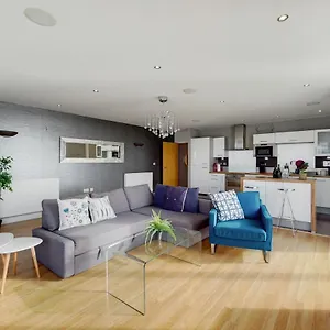 Apartment Deluxe Three Bedroom By Excel, London