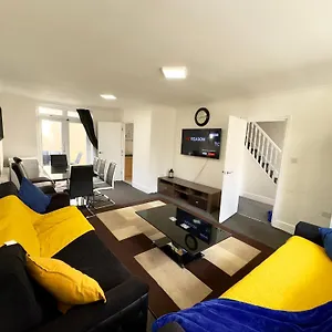 Holiday home 4 Bedrooms House, 3 Bathrooms , Separate Reception, Full Kitchen, Garden, Parking, London